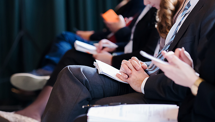 포토 JPG 해외이미지 여자 남자 비즈니스 실내 들기 앉기 정장 여러명 상반신 성인 아웃포커스 책 스마트폰 비즈니스맨 비즈니스우먼 깍지 손모양 세미나 성인만 해외포토 모양 옷 다수 모션 촬영기법 사람 손짓 내부 핸드폰 스마트기기 직장인 파일형식 손_신체부위 이미지허브