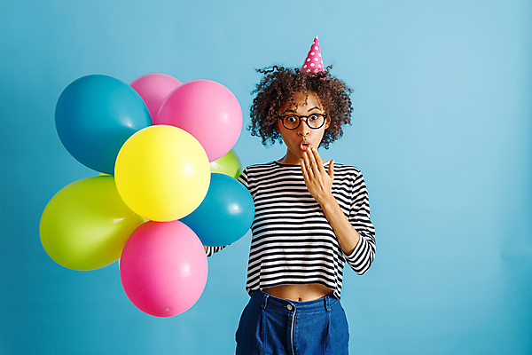 포토 JPG 해외이미지 여자 한명 들기 상반신 성인 앞모습 파티 손들기 놀람 생일 파란배경 풍선 성인여자한명만 안경낌 해외포토 1 기념일 감정 안경 뷰포인트 백그라운드 모션 표정 사람 이벤트 파란색 여자한명만 성인여자만 파일형식 이미지허브