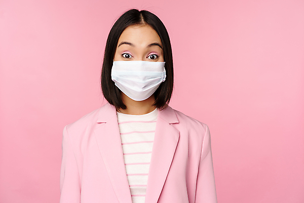 포토 JPG 해외이미지 응시 여자 비즈니스 마스크 한명 서기 동양인 상반신 성인 비즈니스우먼 성인여자한명만 분홍색배경 해외포토 1 시선 분홍색 백그라운드 모션 사람 인종 직장인 여자한명만 성인여자만 파일형식 이미지허브