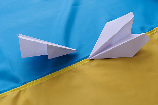 포토 JPG 해외이미지 종이 실내 사람없음 두개 종이비행기 파란배경 노란배경 우크라이나 우크라이나국기 해외포토 유럽 백그라운드 2 내부 파란색 노란색 국기 종이접기 파일형식 이미지허브