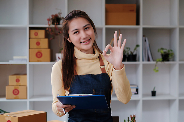 포토 JPG 해외이미지 여자 사업가 한명 상반신 성인 앞모습 작업 비즈니스우먼 OK 사장 확인 서류판 성인여자한명만 해외포토 직업 1 뷰포인트 비즈니스 사람 손짓 사무용품 직장인 여자한명만 성인여자만 파일형식 이미지허브