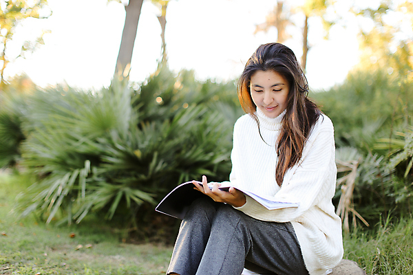 포토 JPG 해외이미지 나무 식물 모델 1 학생 응시 옷 공원 여자 행복 감정 포즈 자연 휴식 한명 사람 동양인 성인 야외 책 초록색 학습 독서 뷰티 유행 일본 중국 흰색 표현 우아함 문학 스타일 해외포토 시선 공공시설 교육 아시아 컬러 컨셉 인종 생태계 파일형식 이미지허브