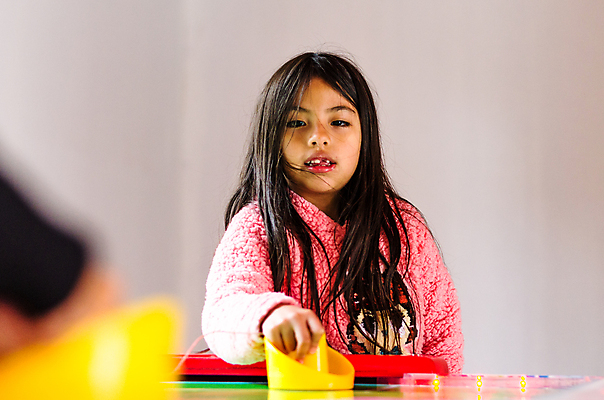 포토 JPG 해외이미지 손 드레스 여자 감정 얼굴 어린이 스포츠 포즈 백그라운드 이동 모션 놀이 탁자 성공 실내 한명 미소 사람 장난감 노란색 기계 경쟁 기쁨 게임 흰색 디스크 우승 플라스틱 속도 긍정 하키 골 블러 퍽 플레이어 필승 해외포토 1 옷 컬러 가구 컨셉 재질 표정 내부 신체부위 구기 최고 질병 하키용품 파일형식 이미지허브