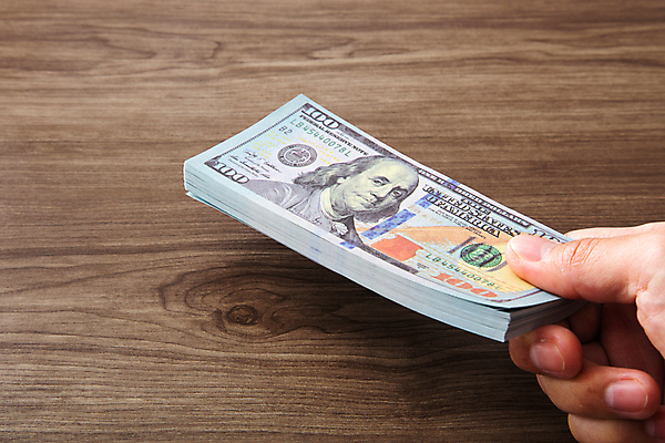 포토 JPG 해외이미지 손 지폐 들기 신체부위 달러 돈다발 주기 뇌물 해외포토 돈 모션 사람 파일형식 이미지허브