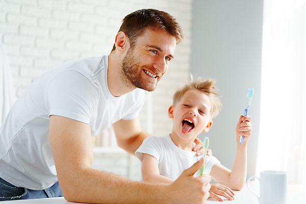 포토 JPG 해외이미지 백인 남자 아들 어린이 함께함 웃음 들기 소년 상반신 성인 두명 일상 앞모습 옆모습 욕실 아빠 칫솔 즐거움 메롱 돌봄 위생관리 남자만 어깨에손 해외포토 서양인 감정 뷰포인트 컨셉 가족 모션 표정 관리 사람 라이프 위생용품 파일형식 이미지허브