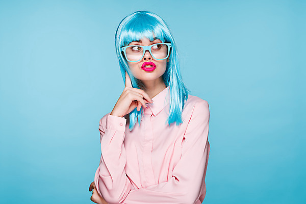 포토 JPG 해외이미지 응시 여자 하늘색 한명 상반신 성인 앞모습 가발 성인여자한명만 안경낌 힙스터 해외포토 1 시선 패션 안경 뷰포인트 사람 파란색 여자한명만 성인여자만 파일형식 이미지허브