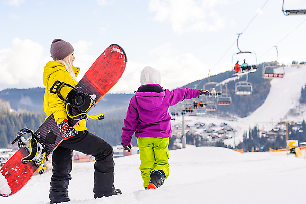 포토 JPG 해외이미지 전신 여자 남자 어린이 겨울스포츠 스키장 들기 소년 성인 야외 두명 옆모습 뒷모습 레포츠 걷기 설원 가리킴 스노우보드 즐거움 스키복 리프트 해외202309 해외포토 옷 감정 스포츠 뷰포인트 모션 레저 스키 눈_날씨 사람 손짓 보드_스포츠 파일형식 이미지허브