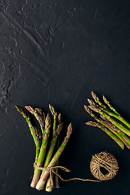 포토 JPG 해외이미지 검은배경 사람없음 하이앵글 묶기 아스파라거스 노끈 해외포토 줄 뷰포인트 백그라운드 채소 모션 검은색 파일형식 이미지허브