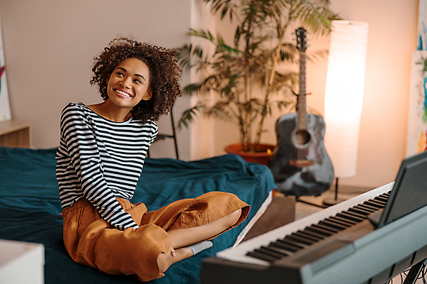 포토 JPG 해외이미지 전신 응시 여자 실내 한명 웃음 앉기 성인 앞모습 옆모습 음악가 즐거움 작곡가 전자피아노 성인여자한명만 해외포토 직업 1 시선 감정 음악 뷰포인트 모션 표정 사람 내부 피아노 여자한명만 성인여자만 파일형식 이미지허브