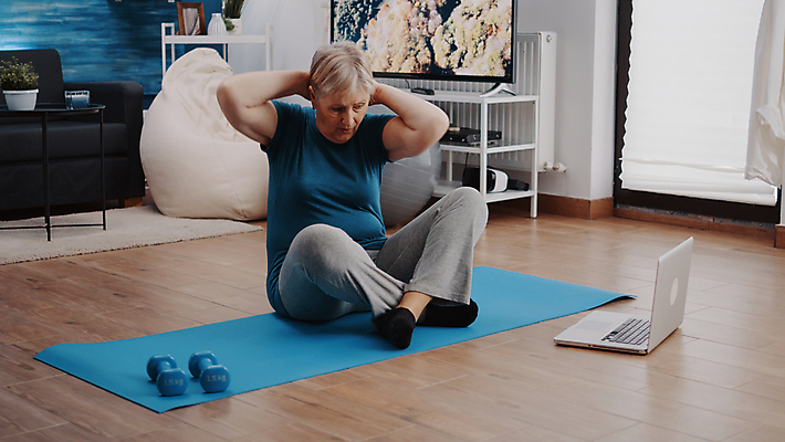 포토 JPG 해외이미지 전신 라이프스타일 응시 여자 노년 거실 요가 건강 한명 앉기 옆모습 노트북 운동 스트레칭 아령 매트 노인여자한명만 해외포토 1 웰빙 시선 뷰포인트 모션 사람 성인 생활 전자제품 여자한명만 노인여자만 파일형식 이미지허브