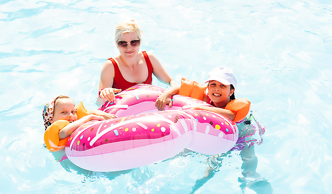 포토 JPG 해외이미지 여자 수영복 행복 어린이 여행 휴가 휴식 수영장 상반신 성인 옆모습 세명 물 선글라스 수영 잡기 튜브 여자만 해외포토 자연요소 옷 감정 안경 뷰포인트 컨셉 모션 사람 수상스포츠 파일형식 이미지허브