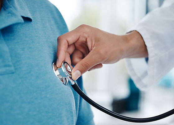 포토 JPG 해외이미지 손 남자 의학 청진기 실내 병원 한명 상반신 성인 아웃포커스 신체부위 진료 잡기 성인남자한명만 해외포토 1 의료기기 모션 촬영기법 사람 내부 남자한명만 성인남자만 파일형식 이미지허브