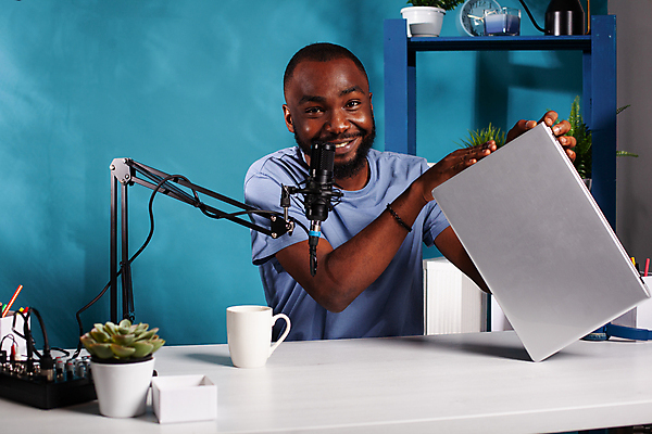 포토 JPG 해외이미지 응시 남자 한명 들기 상반신 성인 옆모습 컵 파란색 노트북 촬영 책상 마이크 방송 촬영실 성인남자한명만 유튜버 해외포토 1 식기 시선 뷰포인트 컬러 음향기기 가구 모션 사람 전자제품 공간 남자한명만 성인남자만 파일형식 크리에이터 이미지허브