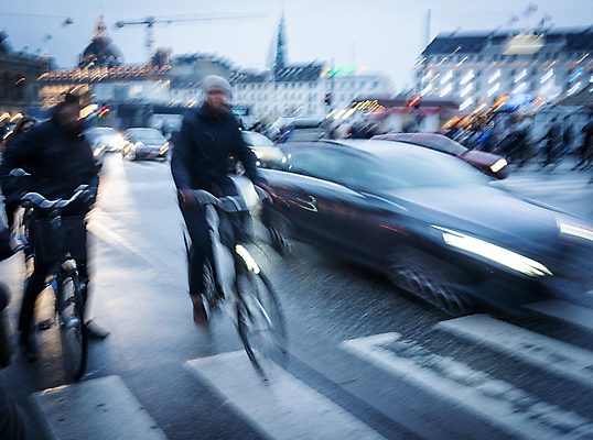 포토 JPG 해외이미지 도로 여행 백그라운드 이동 비즈니스 건축양식 교통시설 모션 자동차 추상 거리 덴마크 스웨덴 노르웨이 사람 사람없음 건물 빛 도시풍경 컬러풀 황혼 운전 기차 도시 도심 전철 역 군중 야간 저녁 소프트포커스 속도 보케 장면 지역 타운 일반 블러 스칸디나비아 통근 유흥 해외포토 자연요소 건축물 건축 유럽 길 육상교통 컬러 교통 컨셉 무늬 대중교통 촬영기법 북유럽 풍경 일몰 시설 출근 파일형식 이미지허브