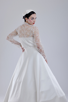 포토 JPG 해외이미지 모델 응시 드레스 여자 웨딩드레스 허리손 포즈 결혼 한명 상반신 성인 뒷모습 뒤돌아보기 우아함 복고 성인여자한명만 해외포토 1 시선 옷 뷰포인트 컨셉 모션 사람 이벤트 여자한명만 성인여자만 파일형식 이미지허브