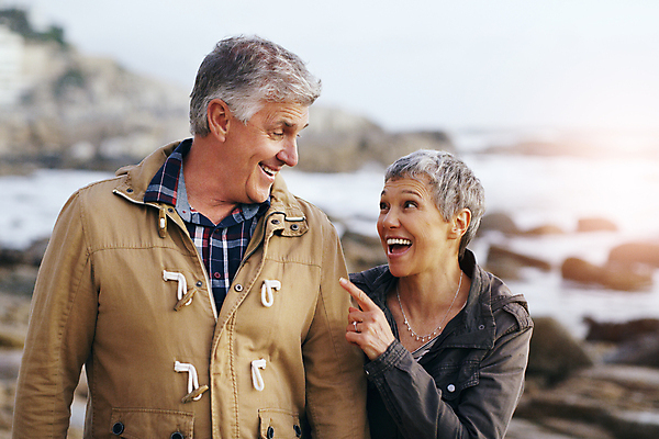 포토 JPG 해외이미지 커플 여자 노년 남자 행복 여행 사랑 미소 상반신 야외 두명 앞모습 노부부 가리킴 잡기 아내 노인만 해외포토 부부 감정 뷰포인트 관계 모션 표정 사람 손짓 성인 성인만 파일형식 이미지허브