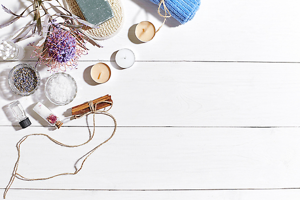 포토 JPG 해외이미지 꽃 실내 사람없음 하이앵글 오브젝트 흰배경 스파용품 향초 아로마테라피 카피스페이스 입욕소금 해외포토 식물 뷰포인트 백그라운드 초 내부 스파 공백 흰색 미용용품 소금 테라피 파일형식 이미지허브