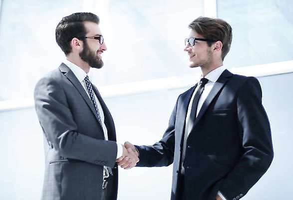 포토 JPG 해외이미지 남자 비즈니스 협력 악수 실내 협상 정장 상반신 성인 두명 옆모습 마주보기 비즈니스맨 성인남자만 안경낌 해외포토 옷 안경 뷰포인트 모션 사람 손짓 내부 직장인 남자만 성인만 파일형식 이미지허브