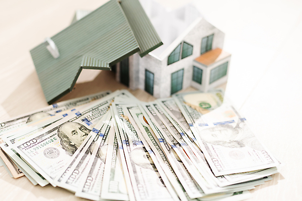 포토 JPG 해외이미지 스튜디오촬영 지폐 부동산 주택 사람없음 달러 돈다발 건축모형 돈더미 해외포토 돈 실내 건물 모형 재산 파일형식 더미 이미지허브