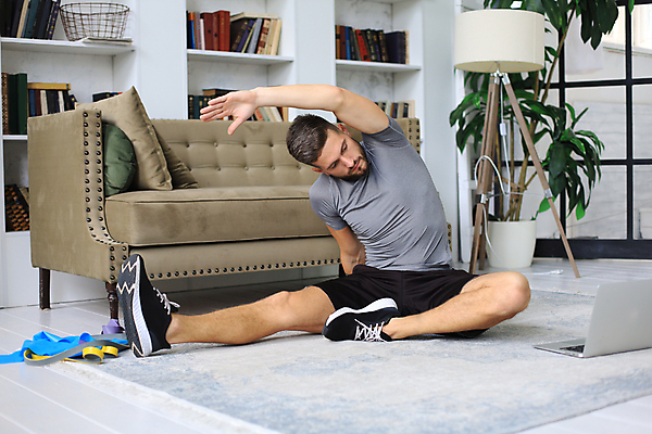 포토 JPG 해외이미지 전신 백인 라이프스타일 응시 남자 실내 한명 앉기 성인 앞모습 노트북 운동복 스트레칭 헬스밴드 성인남자한명만 홈트레이닝 해외포토 서양인 1 시선 옷 뷰포인트 모션 사람 내부 생활 전자제품 운동 남자한명만 성인남자만 파일형식 이미지허브