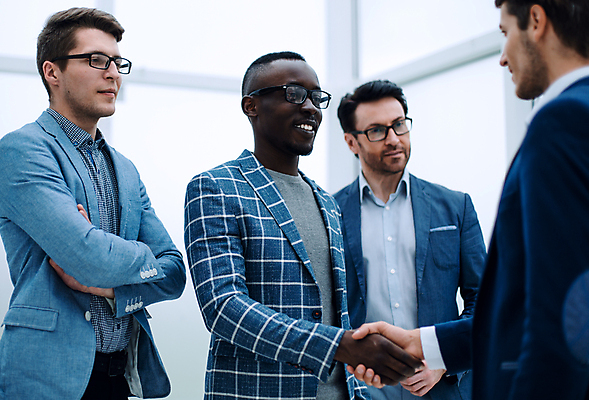 포토 JPG 해외이미지 남자 비즈니스 협력 악수 실내 협상 여러명 상반신 성인 옆모습 마주보기 팔짱 비즈니스맨 성인남자만 해외포토 뷰포인트 다수 모션 사람 손짓 내부 직장인 남자만 성인만 파일형식 이미지허브