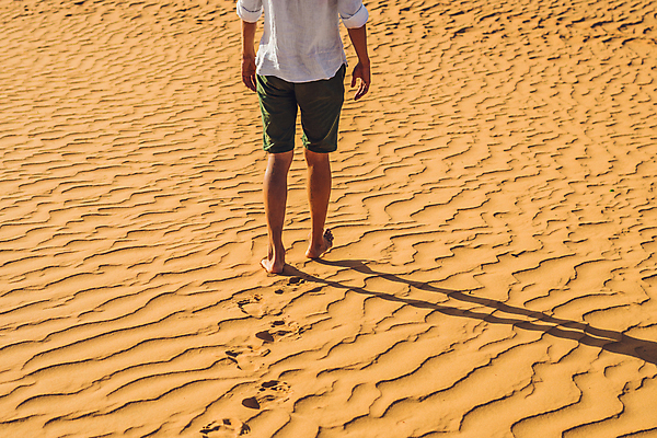 포토 JPG 해외이미지 주간 전신 남자 모래 한명 성인 야외 뒷모습 걷기 사막 성인남자한명만 해외포토 자연요소 1 뷰포인트 모션 사람 남자한명만 성인남자만 파일형식 이미지허브