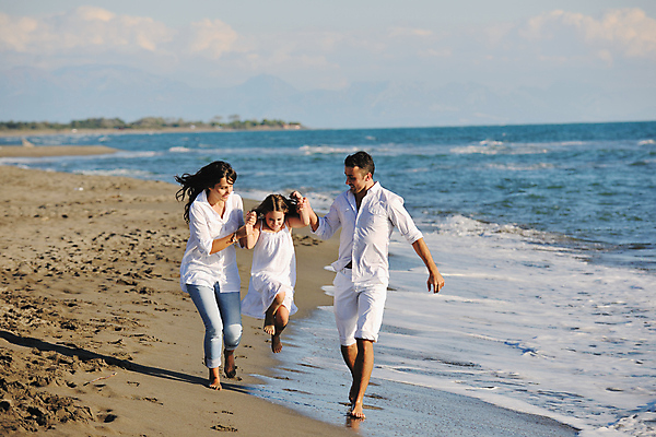 포토 JPG 해외이미지 주간 전신 백인 라이프스타일 남자 딸 행복 어린이 바다 여행 가족 하늘 엄마 휴가 함께함 사랑 웃음 사람 성인 해변 야외 앞모습 세명 걷기 손잡기 점프 기쁨 아빠 해외포토 자연요소 서양인 감정 뷰포인트 컨셉 관계 모션 표정 생활 파일형식 이미지허브