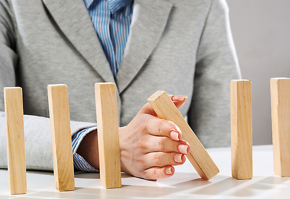 포토 JPG 해외이미지 여자 비즈니스 회색배경 실내 한명 정장 상반신 성인 앞모습 블록 비즈니스우먼 수비 도미노 위기 성인여자한명만 무너짐 해외포토 1 옷 뷰포인트 백그라운드 모션 사람 내부 회색 직장인 여자한명만 성인여자만 파일형식 이미지허브