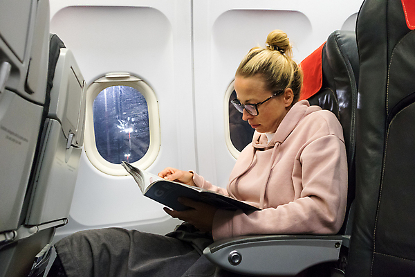 포토 JPG 해외이미지 응시 여자 여행 의자 창문 비행기 실내 한명 들기 앉기 상반신 성인 옆모습 독서 읽기 승객 성인여자한명만 안경낌 해외포토 1 시선 안경 뷰포인트 가구 항공교통 모션 대중교통 사람 내부 여자한명만 성인여자만 파일형식 이미지허브