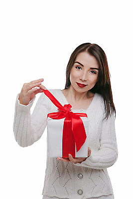 포토 JPG 해외이미지 백인 손 여자 기념일 행복 리본 얼굴 백그라운드 컨셉 크리스마스 포장 휴가 새로움 기념 갈색머리 선물 한명 미소 사람 성인 빨간색 쇼핑 상자 뷰티 유행 놀람 기쁨 흰색 축하 인사 잡기 생일 연도 긍정 고립 해외포토 서양인 1 헤어스타일 감정 컬러 모션 표정 이벤트 신체부위 예절 파일형식 이미지허브