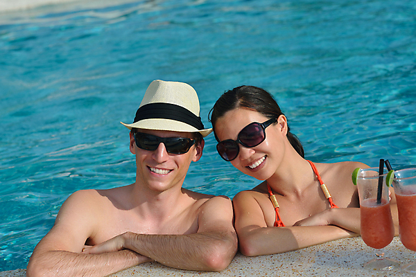 포토 JPG 해외이미지 커플 여자 남자 수영복 음료 휴식 잔 수영장 빨대 상반신 성인 두명 앞모습 선글라스 수영 성인만 해외포토 식기 옷 안경 뷰포인트 컨셉 관계 사람 수상스포츠 파일형식 이미지허브