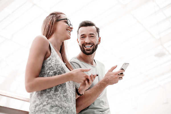 포토 JPG 해외이미지 라이프스타일 커플 응시 여자 남자 행복 실내 미소 웃음 들기 상반신 성인 두명 옆모습 스마트폰 성인만 해외포토 시선 감정 뷰포인트 관계 모션 표정 사람 내부 생활 핸드폰 스마트기기 파일형식 이미지허브