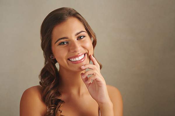 포토 JPG 해외이미지 모델 응시 여자 백그라운드 한명 손짓 상반신 성인 옆모습 뷰티 귀걸이 우아함 피부 성인여자한명만 카피스페이스 해외포토 1 시선 뷰포인트 컨셉 장신구 모션 사람 신체부위 공백 여자한명만 성인여자만 파일형식 이미지허브