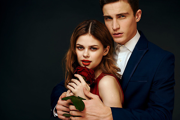 포토 JPG 해외이미지 백인 커플 여자 남자 포옹 미소 들기 상반신 성인 두명 장미 낭만 우아함 성인만 해외포토 서양인 꽃 컨셉 관계 안기 모션 표정 사람 파일형식 이미지허브