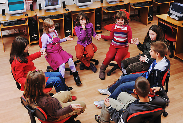 포토 JPG 해외이미지 여자 교육 남자 행복 어린이 의자 교실 학교 수업 함께함 미소 사람 앉기 소녀 소년 친구 학습 스터디 컴퓨터 교사 가르침 그룹 책상 어린이만 해외포토 직업 감정 가구 컨셉 관계 모션 표정 전자제품 파일형식 이미지허브