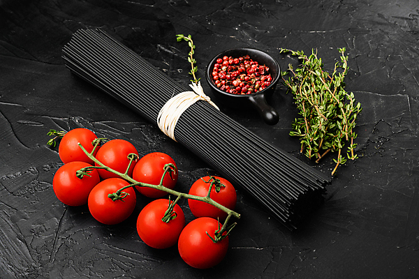 포토 JPG 해외이미지 식재료 방울토마토 검은배경 실내 사람없음 허브 스파게티면 통후추 파스타면 해외포토 식물 백그라운드 토마토 파스타 내부 검은색 면류 후추 파일형식 이미지허브