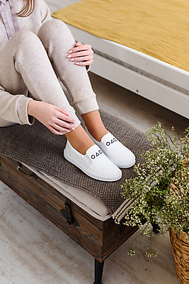 포토 JPG 해외이미지 모델 라이프스타일 여자 행복 운동화 신발 바지 친절 거리 사람 정장 성인 사람없음 야외 빛 컬러풀 뷰티 유행 봄 흰색 도시 원형 시원함 유혹 정사각형 스타일 해외포토 도형 옷 계절 감정 컬러 컨셉 하의 생활 파일형식 이미지허브