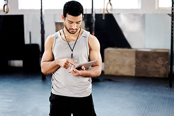 포토 JPG 해외이미지 남자 실내 한명 들기 상반신 성인 앞모습 태블릿 터치 확인 근육질 성인남자한명만 해외포토 1 뷰포인트 모션 근육 사람 내부 전자제품 스마트기기 몸매 남자한명만 성인남자만 파일형식 이미지허브