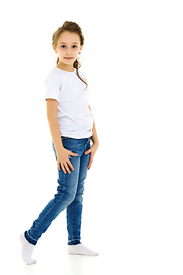 포토 JPG 해외이미지 백인 라이프스타일 옷 여자 행복 얼굴 어린이 포즈 백그라운드 셔츠 티셔츠 신체 한명 서기 미소 사람 옆모습 뷰티 유행 우주 귀여움 공백 기쁨 흰색 청바지 직물 면 가득함 포니테일 길이 고립 스타일 해외포토 서양인 1 헤어스타일 감정 뷰포인트 컬러 컨셉 상의 바지 모션 표정 생활 신체부위 파일형식 이미지허브