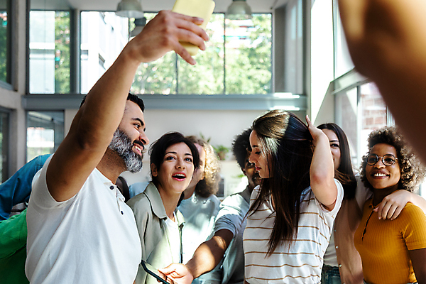 포토 JPG 해외이미지 주간 백인 직업 옷 행복 컨셉 회사 직장 함께함 실내 서기 사람 여러명 성인 스마트폰 사무실 우정 자신감 그룹 작업실 인도인 종업원 동료 준비 그림 다문화 다인종 히스패닉 다민족 소셜미디어 해외포토 자연요소 서양인 외국인 감정 다수 비즈니스 관계 모션 동양인 인종 내부 친구 핸드폰 스마트기기 사회이슈 파일형식 이미지허브