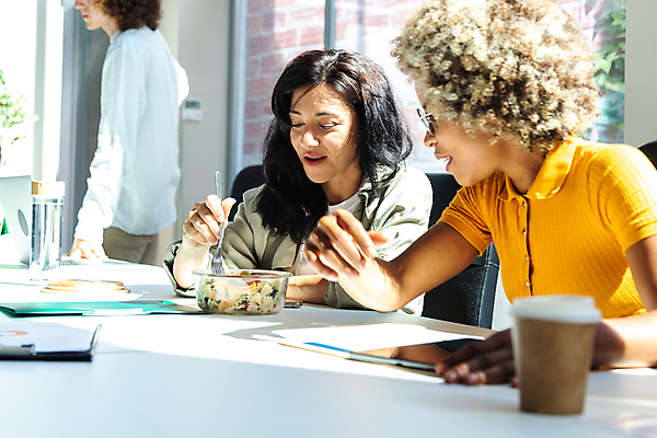포토 JPG 해외이미지 주간 직업 라이프스타일 헤어스타일 웰빙 안경 커피 포크 컨셉 2 비즈니스 탁자 회의 휴식 직장 함께함 파스타 실내 미소 사람 앉기 성인 세명 사무실 알약 업무 연결 먹기 종업원 책상 동료 커뮤니티 다인종 히스패닉 공유 건강식 점심식사 단절 해외포토 자연요소 식기 잡화 음료 음식 가구 회사 관계 모션 서양음식 표정 인종 내부 생활 약 식사 작업 파일형식 이미지허브