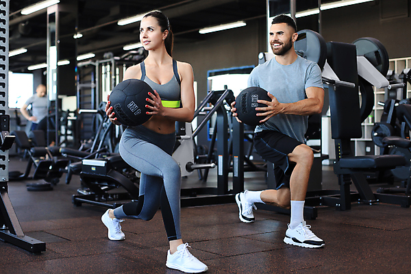 포토 JPG 해외이미지 전신 커플 여자 남자 백그라운드 공 함께함 들기 성인 두명 옆모습 운동복 운동 운동기구 헬스장 보디빌더 성인만 해외포토 옷 뷰포인트 컨셉 관계 모션 건강 사람 헬스 보디빌딩 파일형식 이미지허브