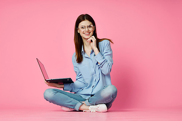 포토 JPG 해외이미지 백인 학생 여자 행복 분홍색 백그라운드 인터넷 비즈니스 학교 바닥 한명 미소 사람 앉기 10대 노트북 컴퓨터 청춘 뷰티 유행 공책 잡기 연결 무선전화기 교차 고립 넘어짐 해외포토 서양인 1 교육 감정 컬러 컨셉 모션 청소년 문구용품 표정 전자제품 전화기 파일형식 이미지허브