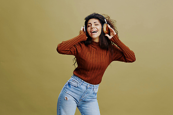 포토 JPG 해외이미지 백인 여자 행복 실내 한명 웃음 상반신 성인 앞모습 헤드셋 음악감상 춤 즐거움 성인여자한명만 초록배경 해외포토 서양인 1 감정 뷰포인트 음향기기 백그라운드 문화예술 표정 사람 내부 초록색 헤드폰 감상 여자한명만 성인여자만 파일형식 이미지허브