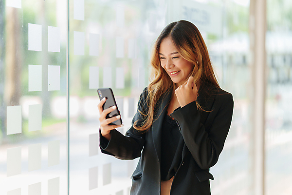 포토 JPG 해외이미지 응시 여자 실내 한명 서기 들기 동양인 상반신 성인 앞모습 옆모습 스마트폰 주먹 비즈니스우먼 성인여자한명만 해외포토 1 시선 뷰포인트 비즈니스 모션 사람 인종 내부 핸드폰 스마트기기 직장인 여자한명만 성인여자만 파일형식 이미지허브