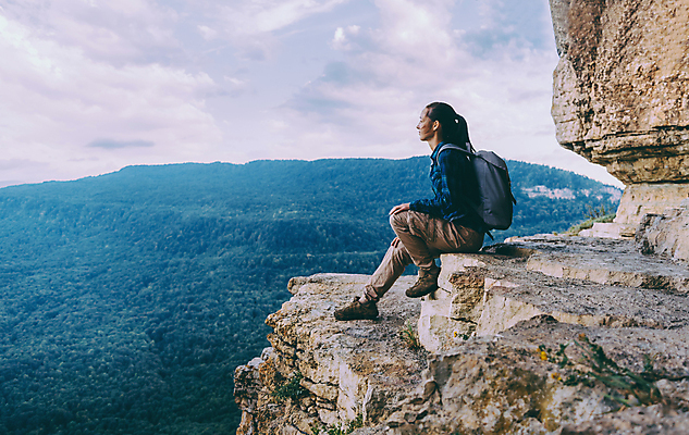 포토 JPG 해외이미지 주간 전신 여자 여행 휴식 한명 앉기 성인 야외 옆모습 등산 하이킹 하이커 혼자 성인여자한명만 해외포토 자연요소 1 뷰포인트 컨셉 모션 레저 사람 트래킹 여자한명만 성인여자만 파일형식 이미지허브