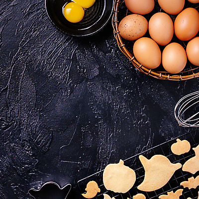 포토 JPG 해외이미지 검은배경 실내 사람없음 바구니 쿠키 계란 할로윈 거품기 쿠키틀 날계란 식힘망 해외포토 백그라운드 주방용품 디저트 내부 알 주방도구 검은색 제빵도구 파일형식 이미지허브