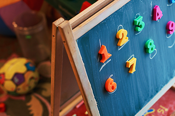 포토 JPG 해외이미지 교육 어린이 백그라운드 장신구 학교 가족 놀이 수업 주택 실내 사람없음 목재 초록색 학습 스터디 컬러풀 장난감 숫자 노란색 검은색 칠판 유치원 수학 가르침 오브젝트 그림 분필 최초 자석 초보 해외포토 나무 문자 컬러 재료 교과목 관계 사람 내부 건물 초크 파일형식 이미지허브