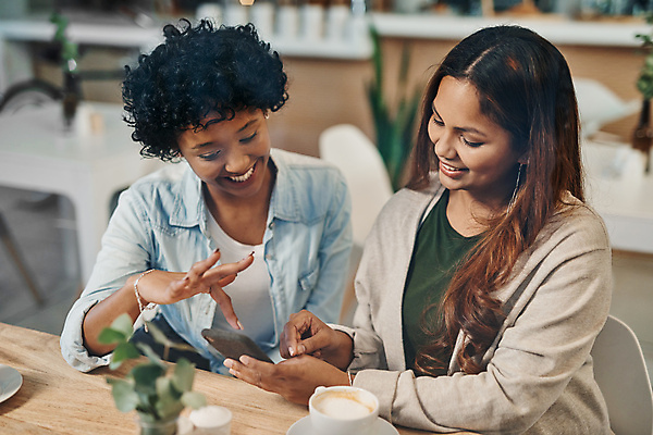 포토 JPG 해외이미지 라이프스타일 응시 여자 행복 탁자 함께함 실내 들기 앉기 상반신 20대 성인 두명 앞모습 친구 스마트폰 우정 카페 터치 성인여자만 해외포토 시선 감정 뷰포인트 가구 컨셉 관계 모션 사람 청년 내부 생활 핸드폰 스마트기기 상점 여자만 성인만 파일형식 이미지허브