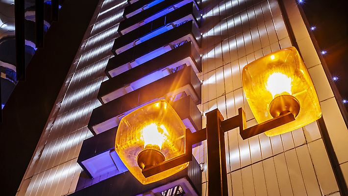 포토 JPG 해외이미지 나무 디자인 외관 백그라운드 컨셉 가로등 전구 건축양식 유리 하늘 조명 거리 주택 매달리기 그림자 미술 사람없음 야외 건물 장식 파란색 빛 금속 에너지 골동품 흰색 등불 램프 도시 클래식 야간 철 오브젝트 복고 봉 타운 고립 옛날 스타일 해외포토 자연요소 식물 건축물 공공시설 건축 컬러 모션 재질 문화예술 파일형식 이미지허브